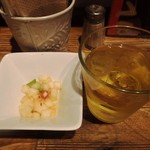 カリーフォルニアダイニング カイ - 付け合わせのピクルスと冷たいコーン茶