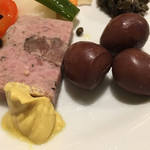 ワインレストラン ドミナス - 桜姫豚のパテとうずら豆の赤ワイン煮スモーク