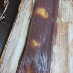 松葉屋 - 竹の皮に包んで蒸すので筋が羊羹の表面についています。