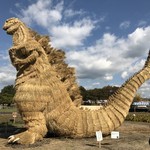 Otafuku Udon - ちょうど筑前町では案山子祭りがあっててみなみの里の近くの公園ではメチャクチャ凄い「シン・ゴジラ」の藁人形も展示してありました。
      