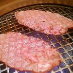 和牛専門店 焼肉 牛和 - 殆ど生の状態でも十分美味しい。これぞ「肉」
