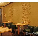 キュイジーヌ - コンクリート打ちっぱなしの店内は心地良い雰囲気