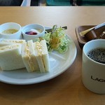 カフェ ラグーン - ブレンドコーヒー（430円）、モーニング（サンドイッチセット）