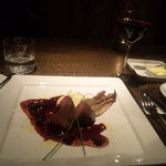 BANQUE - フランス・シャラン産鴨胸肉のロースト・３種のベリーと赤ワインソース