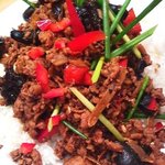 ロムアロイ - 「パッカパオムー」（ひき肉とバジルのスパイシー炒め）：多くのお客さんが注文する人気メニュー！