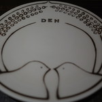 神保町 傳 - ロゴ入りのお皿