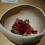 神保町 傳 - 洋梨とベコニア