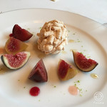 レストラン クレッセント - 黒いちじくのコンポートと胡桃のアイスクリーム添え