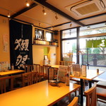 Shokuraku Sakaba Jibaru - テーブル席です。1階の路面店です♪