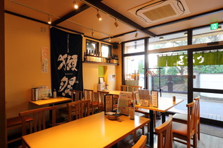 Shokuraku Sakaba Jibaru - テーブル席です。1階の路面店です♪