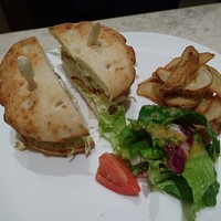 アニヴェルセル カフェ - 揚げたてフィッュフライ フォカッチャバーガー
