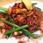 ロムアロイ - 「パッタイ」（細麺の焼きそば）：ほっとする優しい辛さの焼きそばです。