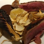 レフェルヴェソンス - 美しい秋に囲まれて〜ヴァンデ産の鳩の炙り焼きと浅蜊のジュ、里芋、ポロネギ、トレビスの枯葉、アバのアクセントで