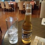 1565 Cafe - san migビール。ビールなのに氷が普通な国。
