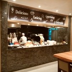 Plaza Premium Lounge - ラーメン・ウインナー・スクランブルエッグ・スープなど種類は豊富