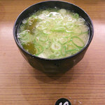 亀正くるくる寿司 - サービスのみそ汁