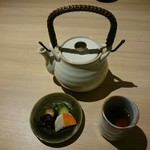 炭火ステーキ坂井 京都三条 - 最初におつけものとお茶が出てきます