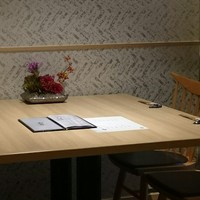 炭火ステーキ坂井 京都三条 - モダンなテーブルと椅子