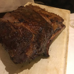 ウシマル - 炭火で焼かれたジャージー牛（カット前）