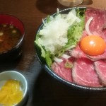 浪花焼肉 肉タレ屋 - ローストビーフ丼（中）