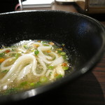 SOI maruyama - タレをしゃぶしゃぶタレで割り、小口ネギとフライドにんにくの薬味を入れて麺をいただきます(2016年11月）