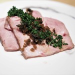 神保町 傳 - 焼き豚　ワサビの葉の漬け　葱