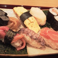 寿司英 - 右から　かっぱ巻き、鉄火巻き、ぶり、ホタテ、鮪、玉、シャコ、赤貝ひも、蟹味噌