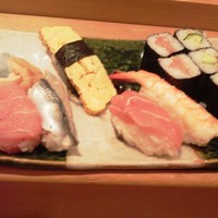 寿司英 - 右から　かっぱ巻き、鉄火巻き、海老、鮪、玉、光り物、鮪
