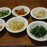 韓杯 - ナムル（ブロッコリー・もやし・ホウレンソウ・キムチ）・ポテトサラダ・魚肉天ぷら