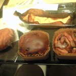 ザ・ブレッド - 上：アップルパイ　下左から：カレーパン、チョコチップ、小豆とお餅