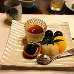 絆＋ - 水菓子
        季節の実
      
      甘味
        霜月デザート盛り
         黒蜜きな粉プリン
         葡萄チーズタルト