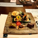 絆＋ - 前菜
       蛤チャウダー焼き
       秋刀魚結び焼き
       鴨葱むかご松風
       かます菊花びたし
       金目鯛昆布〆炙り鮨
       焼き茄子すっぽん寄せ
       無花果と薩摩芋の黒米パン