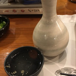 美酒美肴 はまゐ - 熱燗
      無難に亀齢