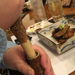 美酒美肴 はまゐ - 鰻の蒲焼きに掛ける山椒をすり潰させてもらうサービス