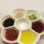 美酒美肴 はまゐ - オリーブオイルが珍しい
      絵の具パレットを使用しています。