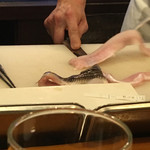 美酒美肴 はまゐ - 鰻の皮を剥いでいるところ