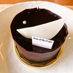 ジャンヌダルクカフェ - お店の名前を冠するケーキ「ジャンヌダルク」。