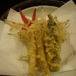 寿司　懐石処　光 - 天ぷら盛り合わせアップ。白魚の天ぷらも下に有りました。