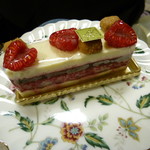 アヴランシュ・ゲネー - フランボワーズとスミレのケーキ