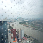 Eon51 Fine Dining - サイゴン川を臨むテーブルで