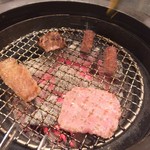 東京焼肉 平城苑 - 肉を焼く