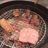 東京焼肉 平城苑 浅草総本店 - 肉を焼く