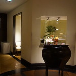 南園 - [内観] 店内 個室 or テーブル席前の待合室 (大きな飾り壺の向こう側)