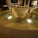 南園 - [内観] 店内 中央にある噴水