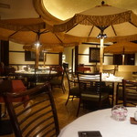 南園 - [内観] 店内 テーブル席 ①