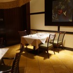 南園 - [内観] 店内 テーブル席 ④