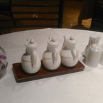 南園 - [内観] 店内 テーブル上調味料類 全景♪ｗ