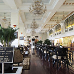 Catinat Lounge - 一段高くなったロビーラウンジ