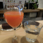 コウジイガラシ オゥレギューム - 人参ストレートジュース、水