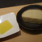 コウジイガラシ オゥレギューム - オリーブオイル、自家製パン